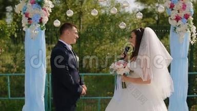 新娘在婚礼上宣誓